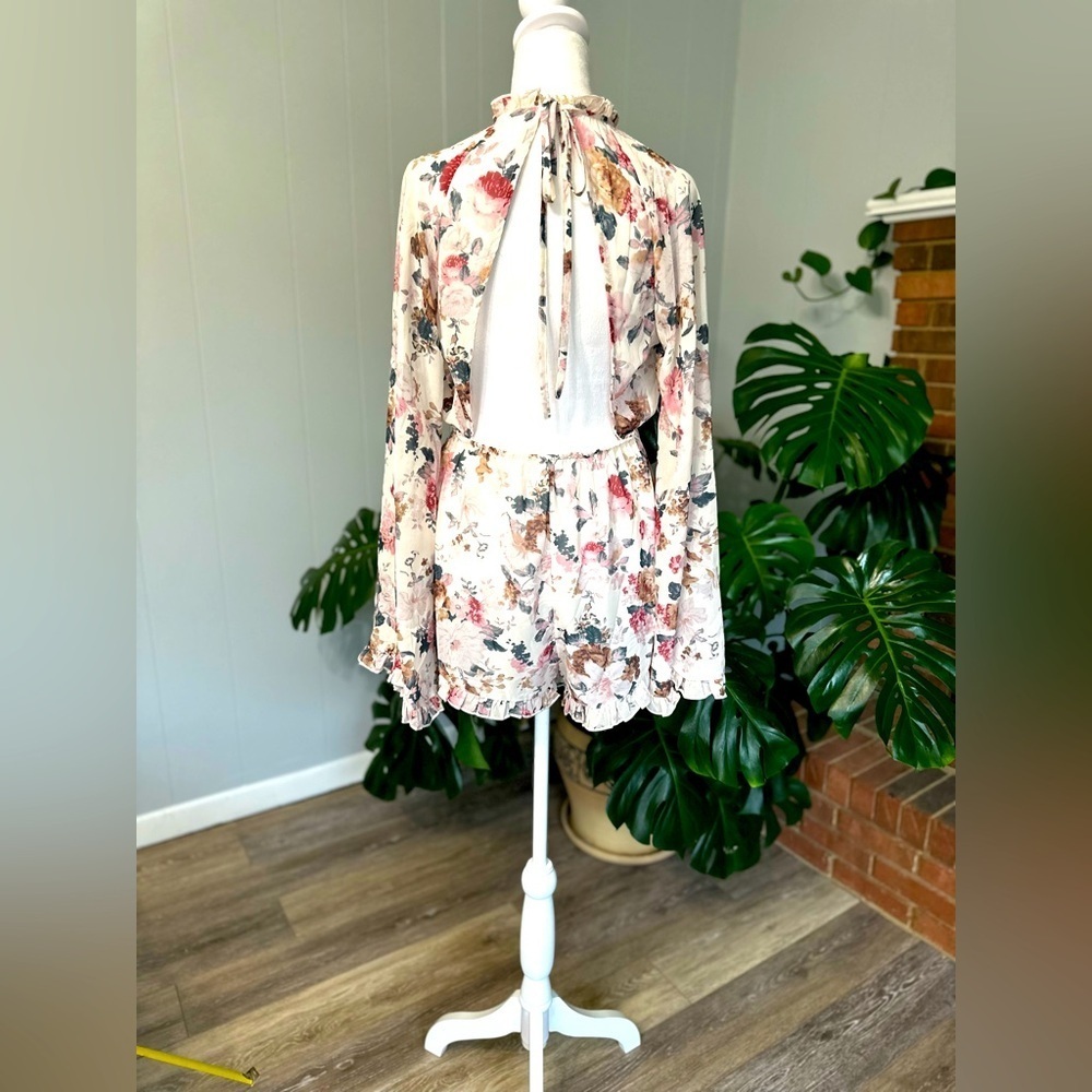 🛍️FBA Open back floral xtra wide bell sleeve romper size 8 new condition.
